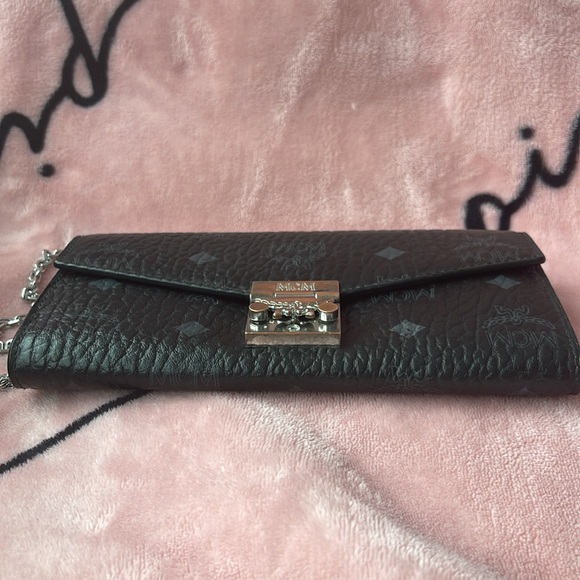 MCM Patricia Visetos Wallet on Chain - Picture 2 of 14